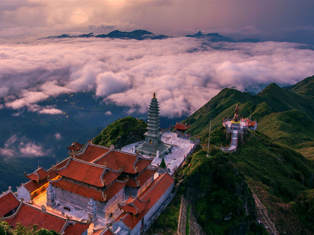 Sun World Fansipan Legend tỏa sáng như viên ngọc giữa lòng Sa Pa. 