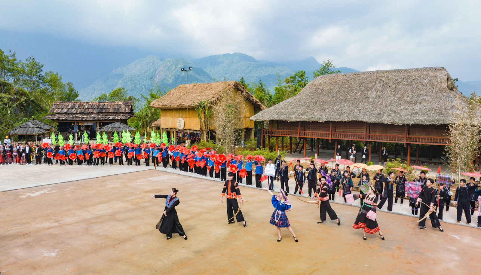 Không khí lễ hội truyền thống đặc sắc tại Bản Mây.