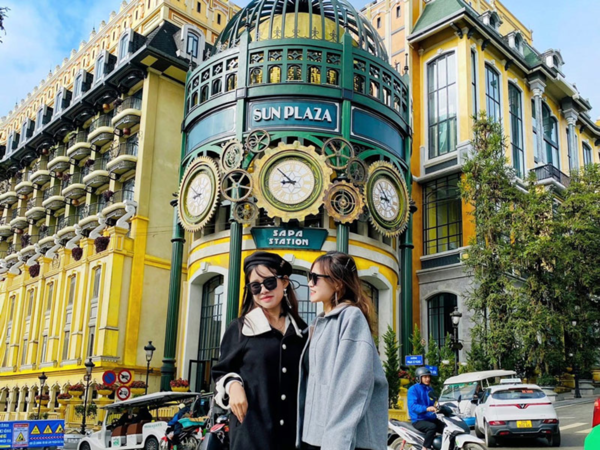 Lưu lại những bức ảnh độc đáo tại trung tâm thị trấn Sa Pa. 