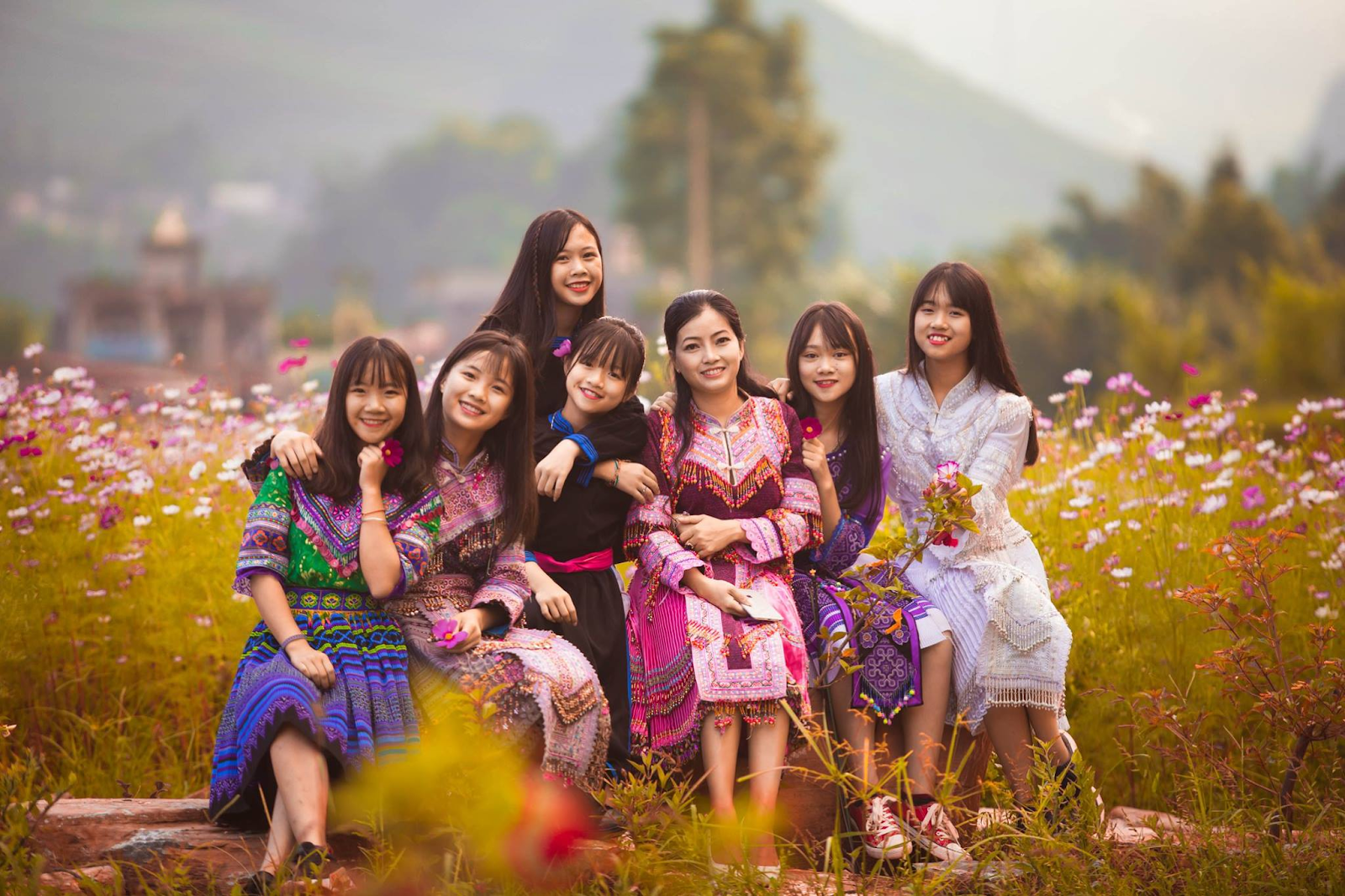 Du khách thích thú check-in tại thung lũng hoa Bắc Hà. 