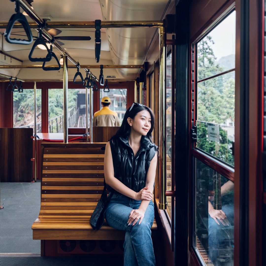 Du khách chiêm ngưỡng khung cảnh núi rừng Hoàng Liên Sơn hùng vĩ từ tàu hỏa leo núi Mường Hoa.