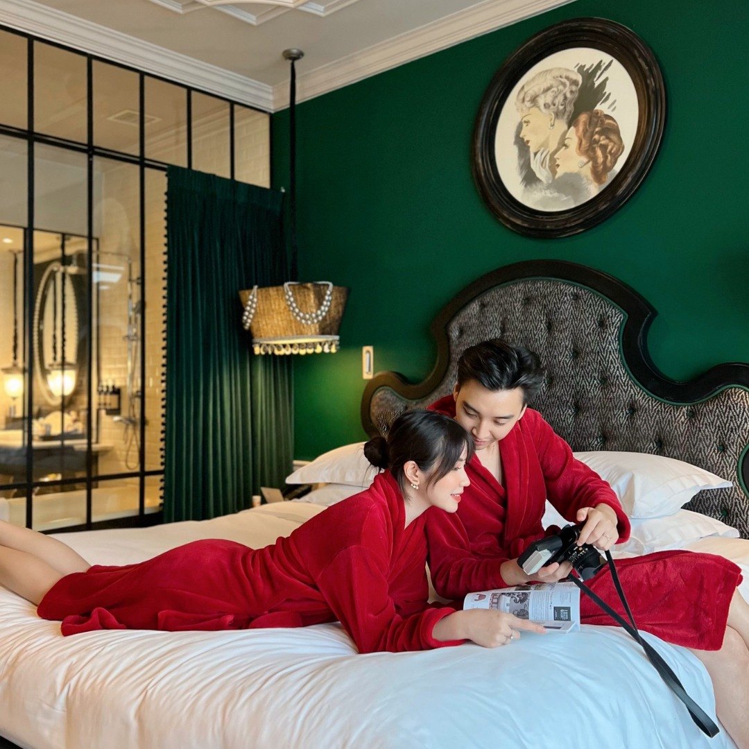 Du khách tận hưởng kỳ nghỉ tiện nghi tại phòng Deluxe. 