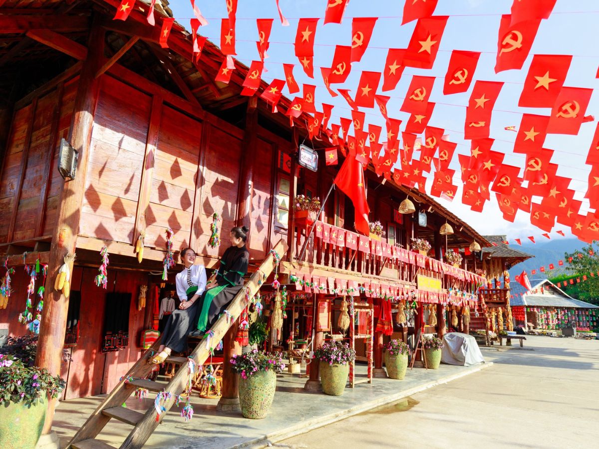 Bản Mây tái hiện rõ nét không gian nhà sàn truyền thống của đồng bào vùng cao.