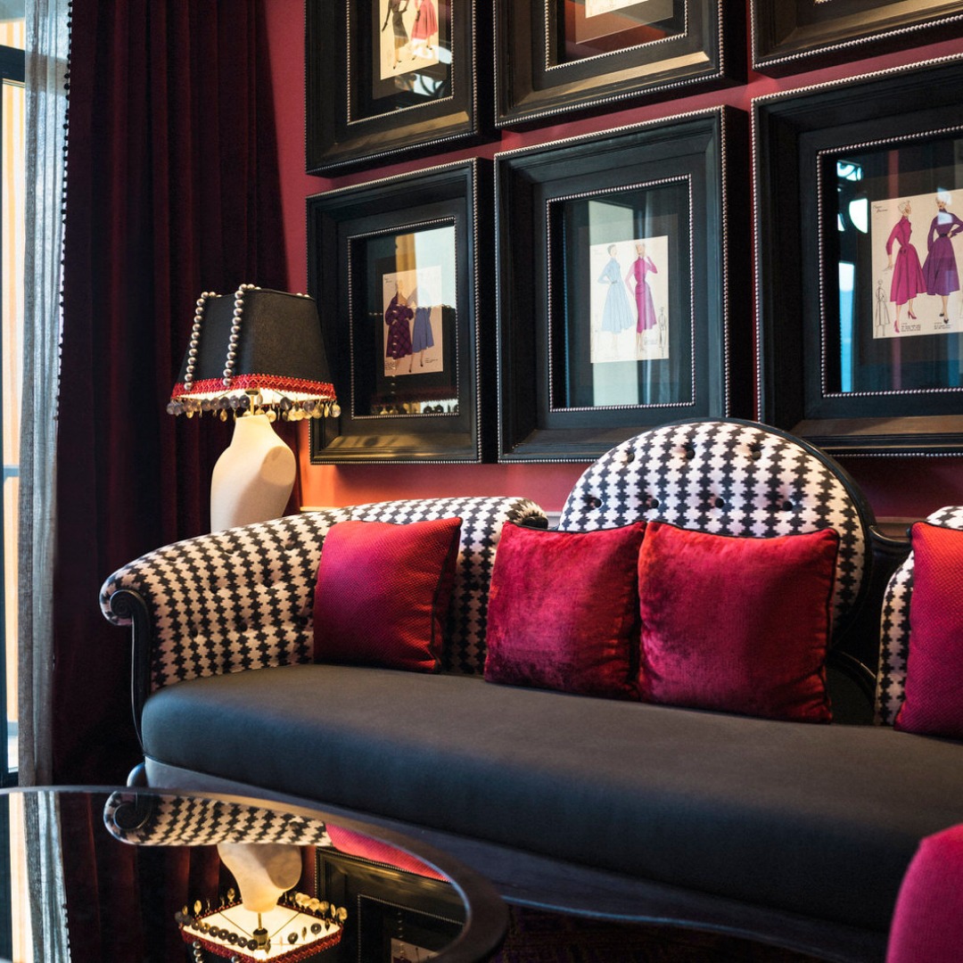 Nội thất của khách sạn được làm từ những chi tiết vải thổ cẩm độc đáo.