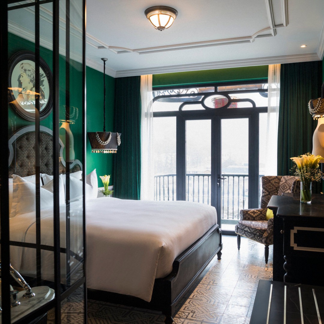 Deluxe Room với nội thất cổ điển và pha những đường nét thổ cẩm dân tộc.