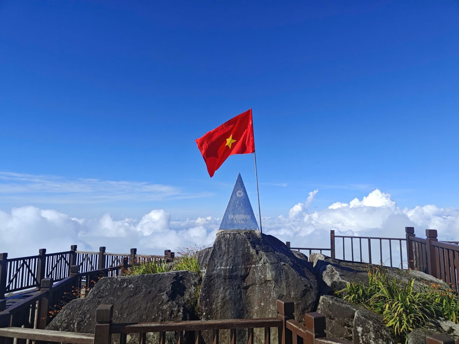 Cờ Tổ quốc tung bay đầy tự hào trên đỉnh Fansipan.