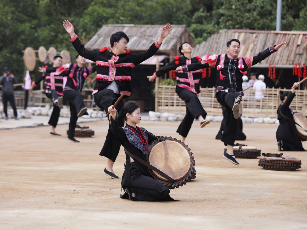 Bản Mây trở thành điểm dừng chân độc đáo nhờ bầu không khí văn hoá đậm chất vùng cao.