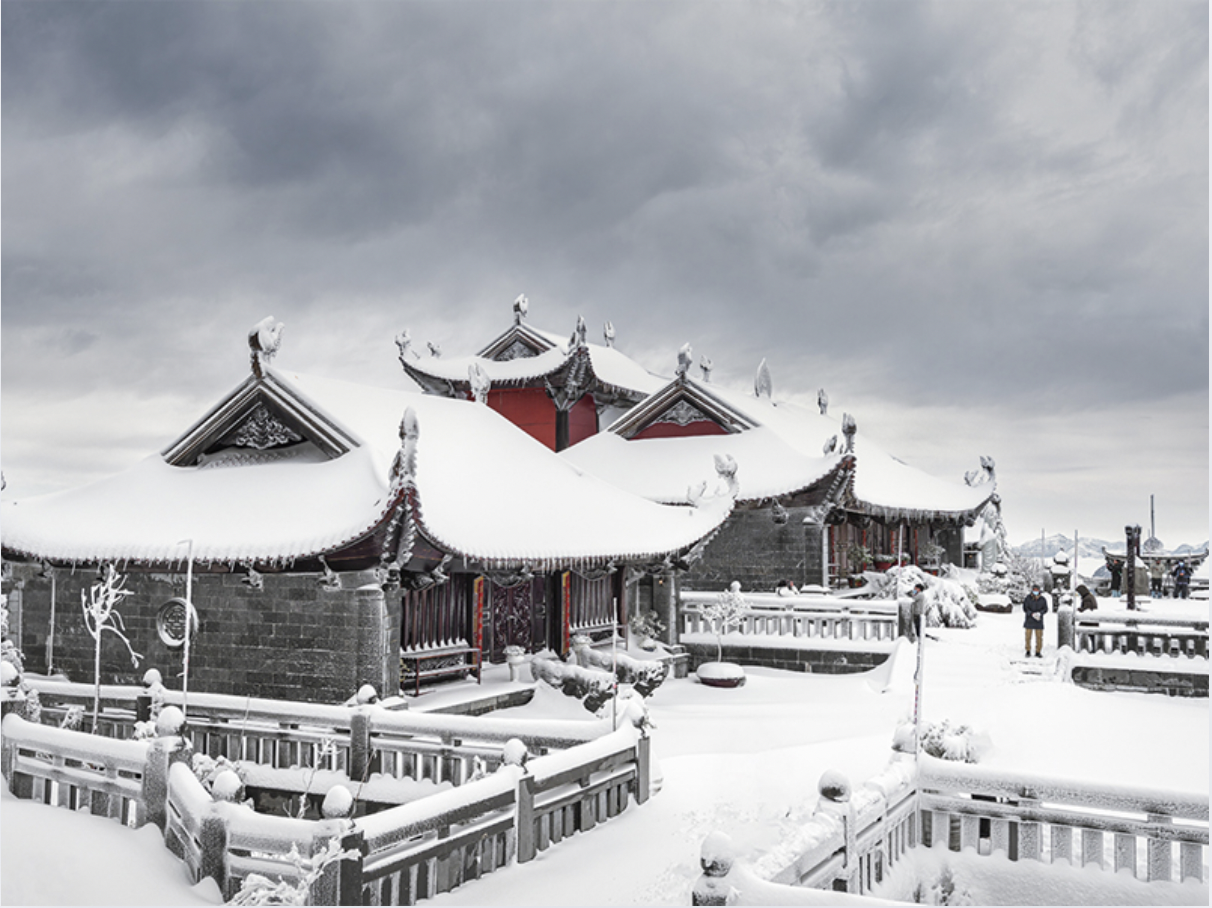 Mùa đông là thời điểm du lịch được yêu thích bởi du khách có thể ngắm băng giá, tuyết rơi và nhiều trải nghiệm thú vị khác tại đây.