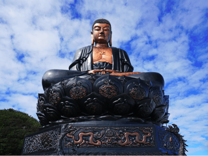 Du khách có thể trải nghiệm chiêm bái tại Đại tượng Phật A Di Đà bằng đồng. 