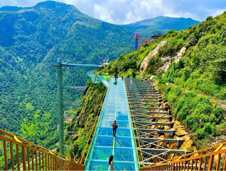 Du khách vừa có thể bước trên mặt kính, vừa phóng tầm mắt nhìn toàn cảnh dãy nũi hùng vĩ.