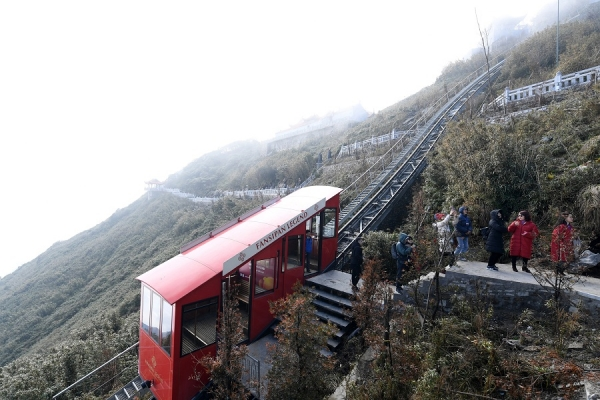 Tuyết trắng và sương mù bao phủ đỉnh Fansipan vào mùa đông 