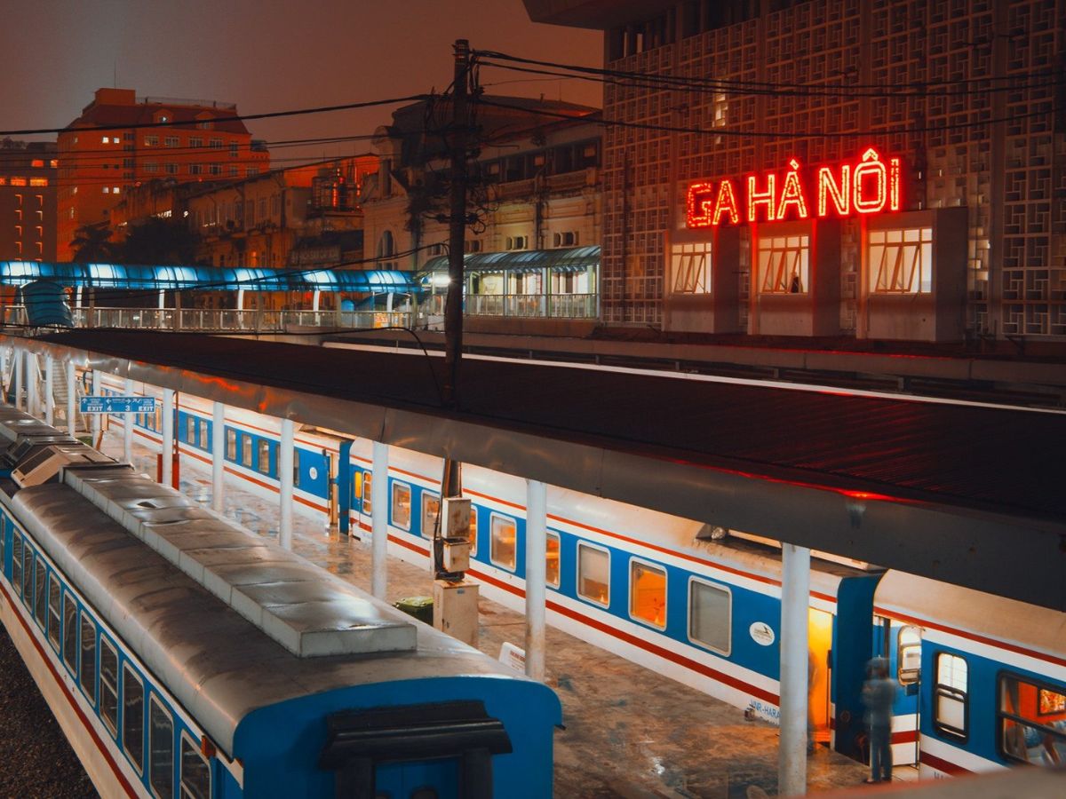 Tàu hỏa phù hợp cho những ai yêu thích hành trình chậm rãi. 