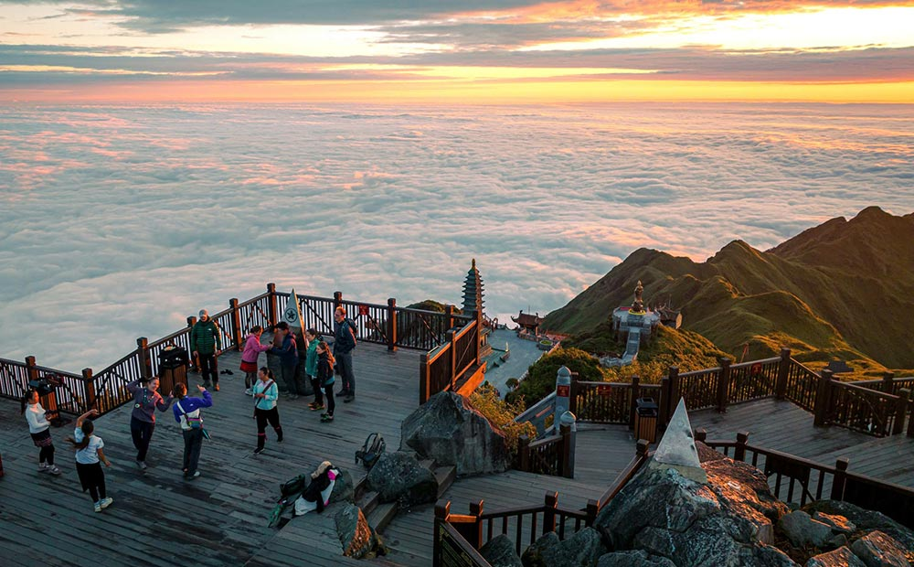 Biển mây trắng bao phủ đỉnh Fansipan gây ấn tượng với mọi du khách ghé thăm