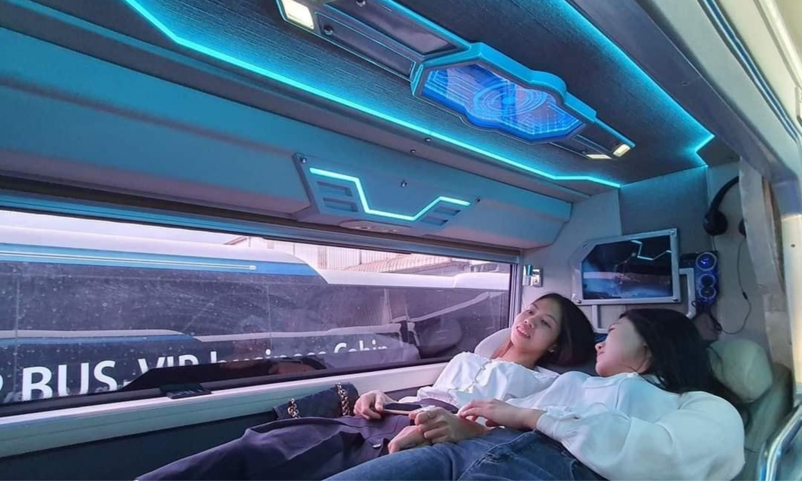 Du khách đi 2 người lựa chọn cabin đôi để có thể trò chuyện thoải mái cùng nhau