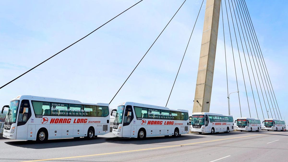 Nhà xe Hoàng Long là đơn vị quen thuộc của các chặng miền Bắc đi Sa Pa 