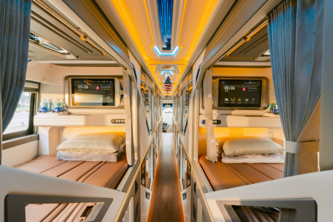 Xe khách giường nằm là lựa chọn phổ biến để di chuyển tới Sa Pa