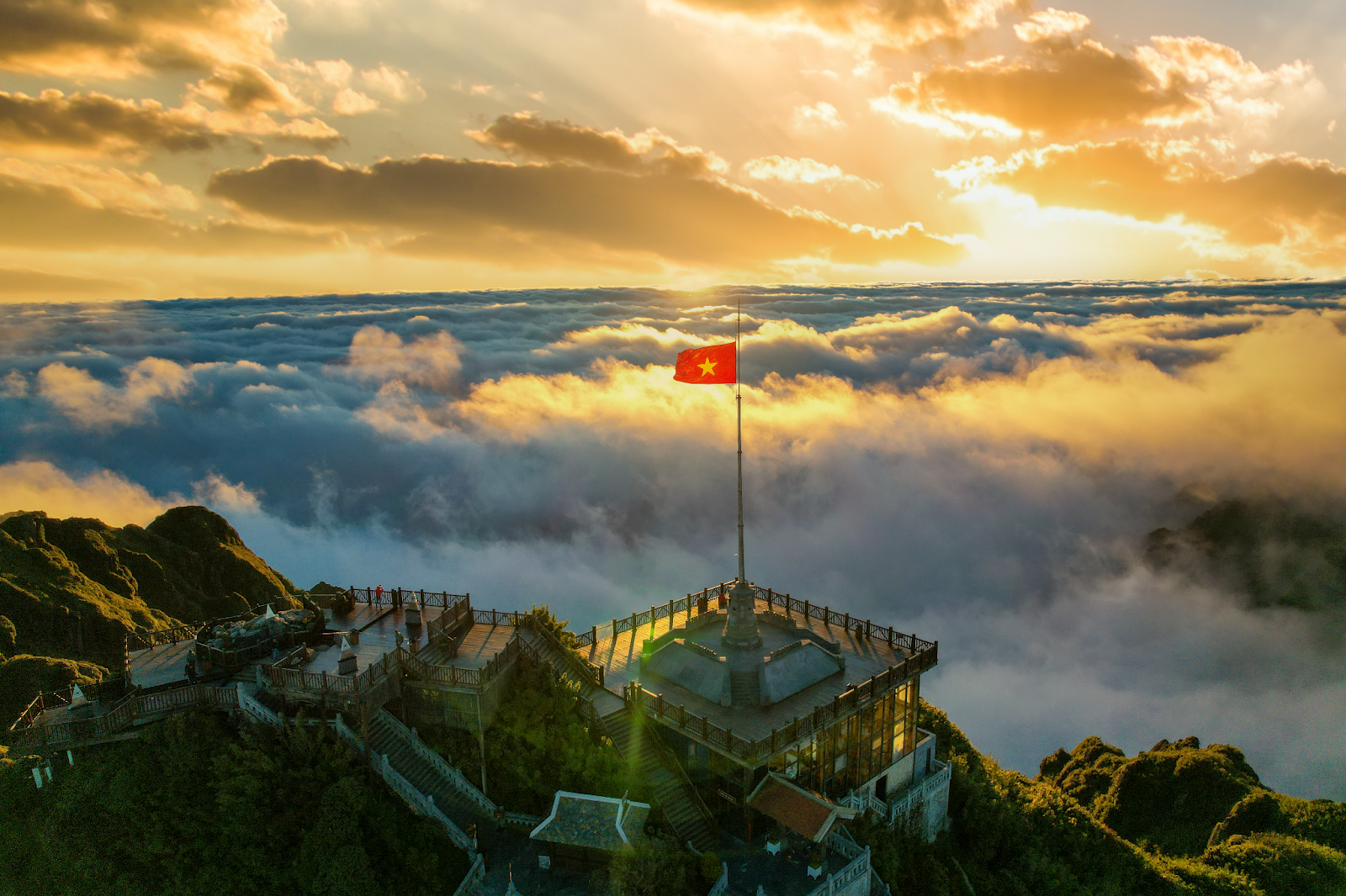 Lá cờ đỏ sao vàng sừng sững trên đỉnh Fansipan