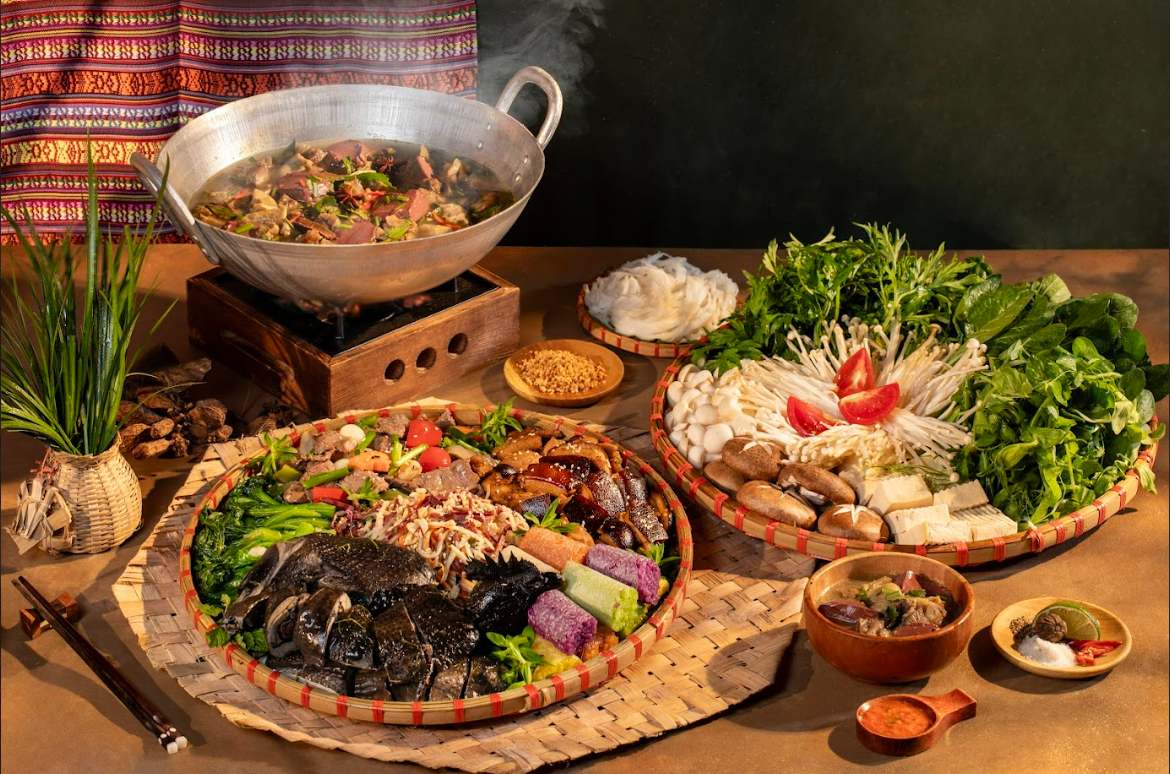 Điểm nhấn tại Bản Mây còn là ẩm thực Tây Bắc với lợn cắp nách nướng thơm lừng, cơm lam dẻo ngọt, cá suối tươi rói, gà đen giòn tan do chính đầu bếp bản địa chế biến.