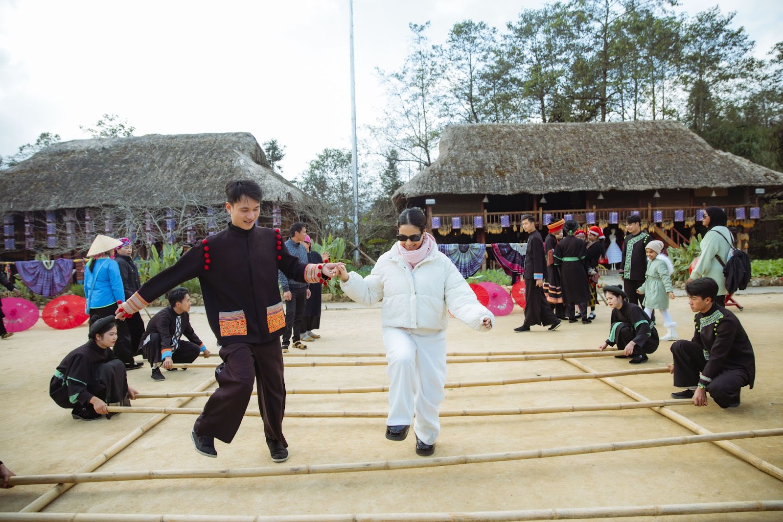 Du khách quốc tế hào hứng tham gia các hoạt động trải nghiệm văn hóa dân tộc ở Fansipan.