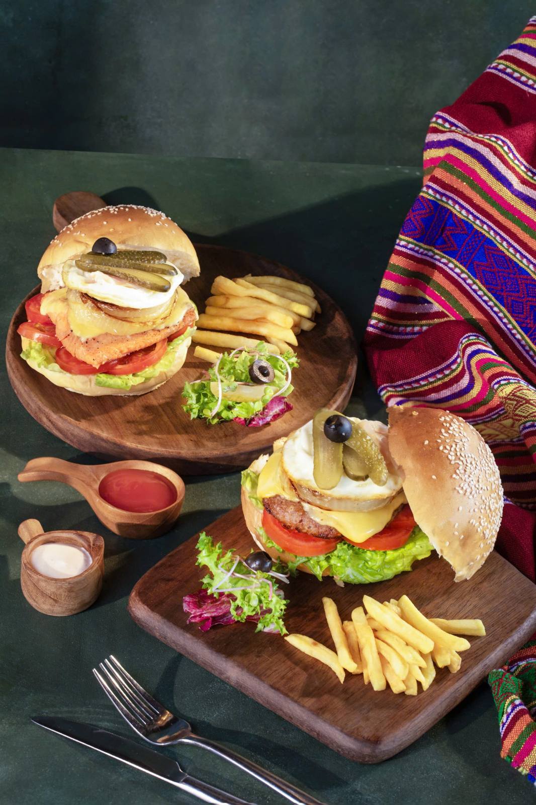 Phiên bản Burger Cá Tầm hay Pizza Cá Hồi tại nhà hàng Chợ Quê là món ăn mới mẻ bạn cần thử khi ghé ăn tại đây.