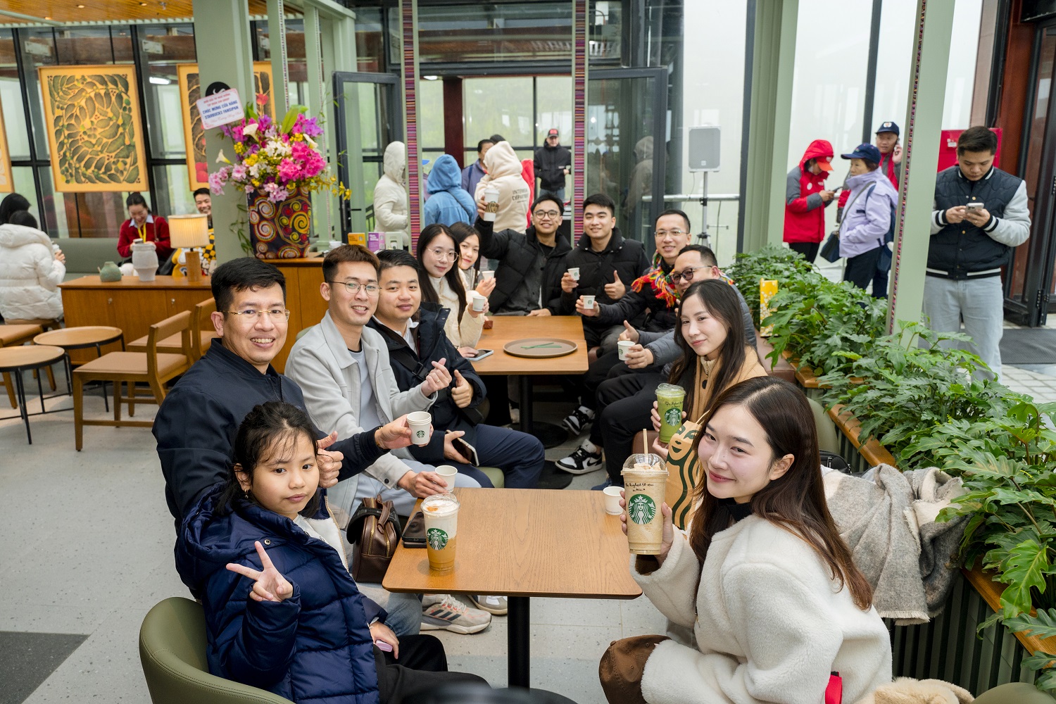 Đông đảo du khách thưởng thức café tại Starbucks Fansipan - Cửa hàng cao nhất châu Á
