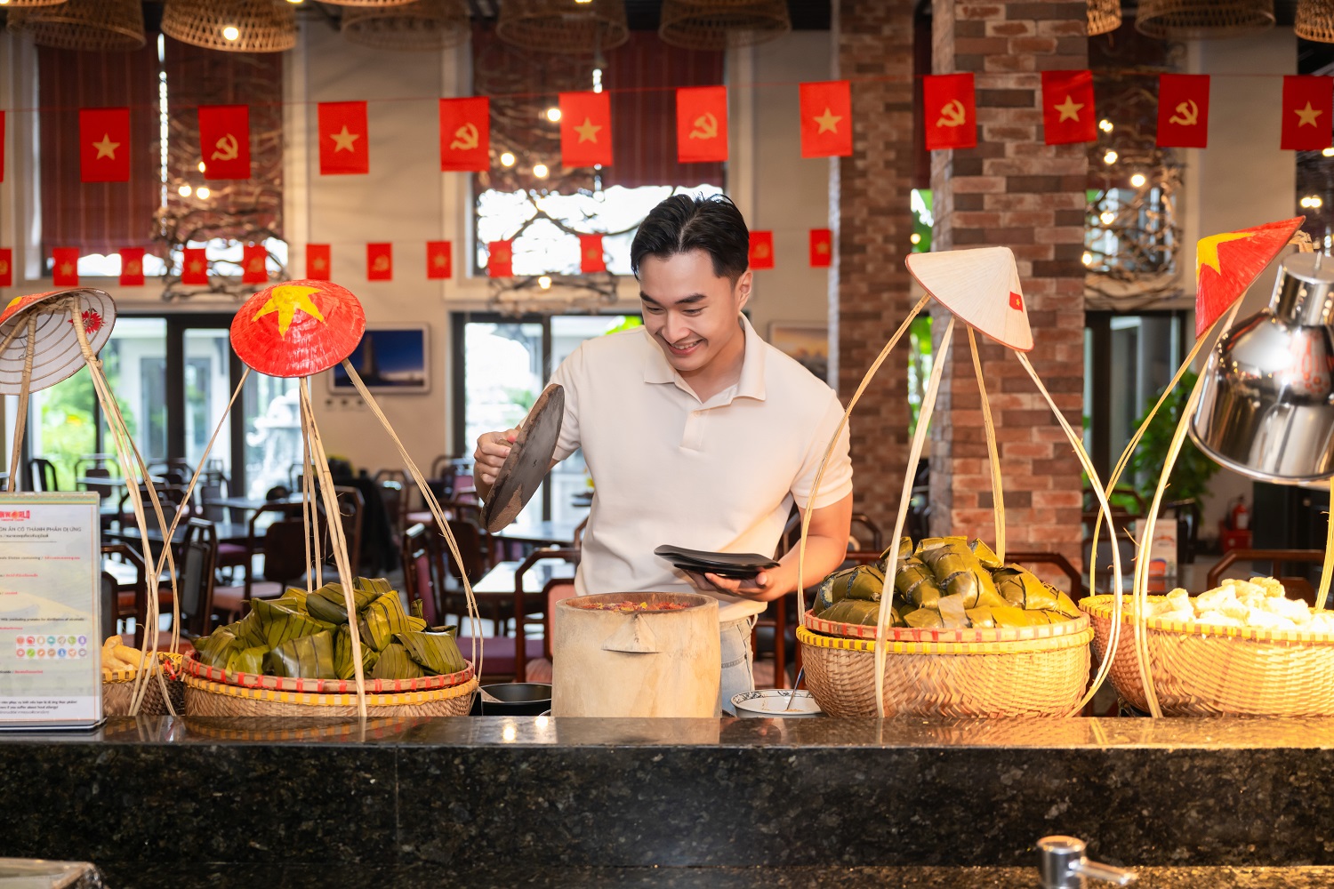 Với hơn 60 món ăn đặc sắc lấy cảm hứng từ ẩm thực Tây Bắc, nhà hàng Vân Sam là điểm dừng chân lý tưởng.