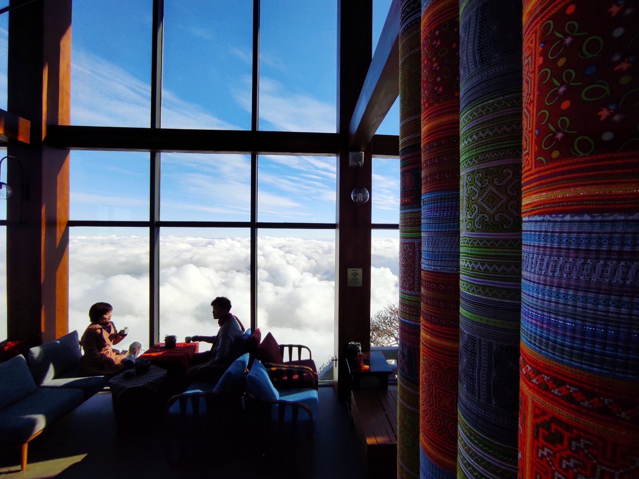 Café Du Soleil, nằm ở độ cao 3.000m dưới chân cột cờ trên đỉnh Fansipan, nổi bật với không gian độc đáo.