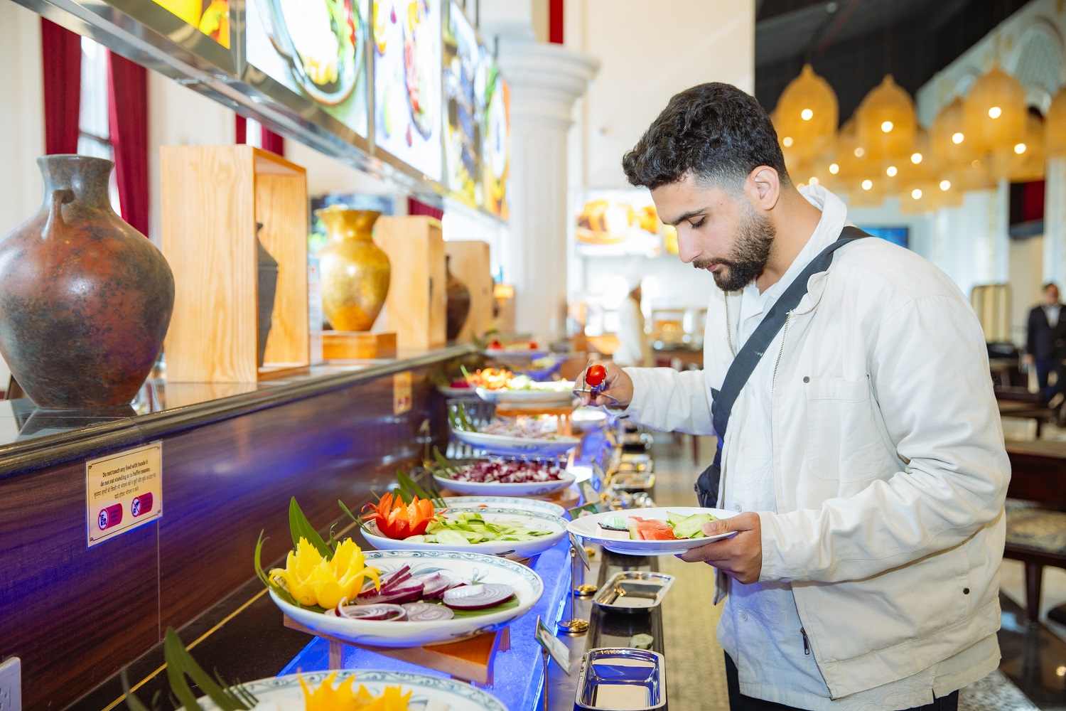 Du khách nước ngoài thích thú khi thưởng thức ẩm thực Halal tại Fansipan.