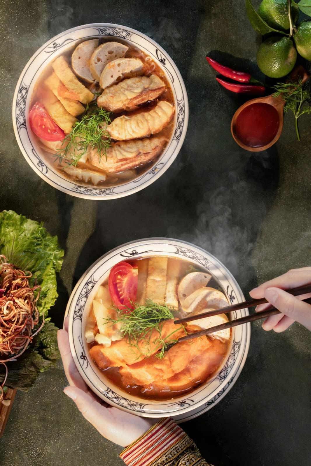 Những bát bún nóng hổi với nguyên liệu đặc sản địa phương sẽ đánh thức vị giác của du khách.