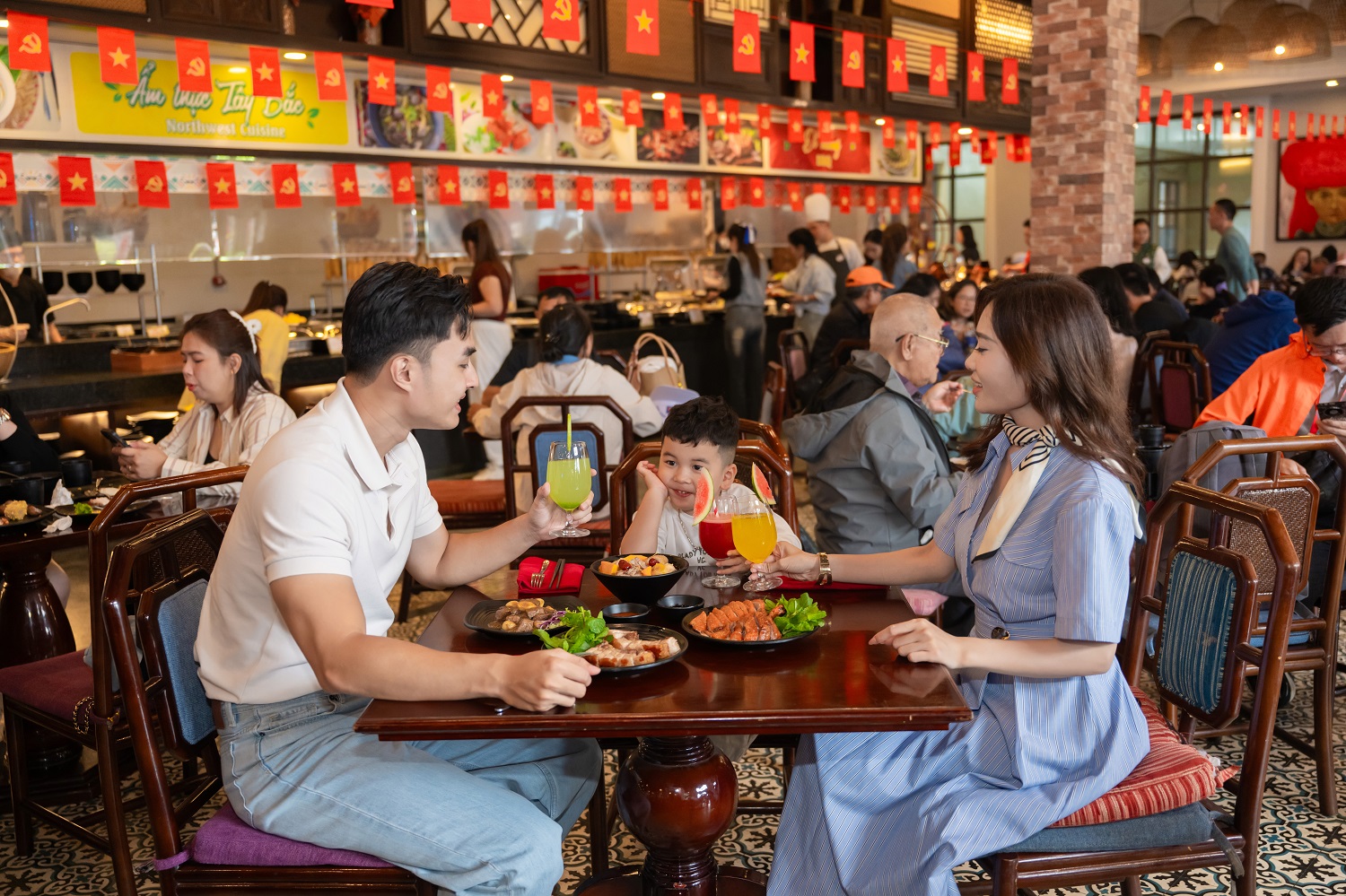 Du khách thưởng thức ẩm thực tại Nhà hàng Vân Sam.