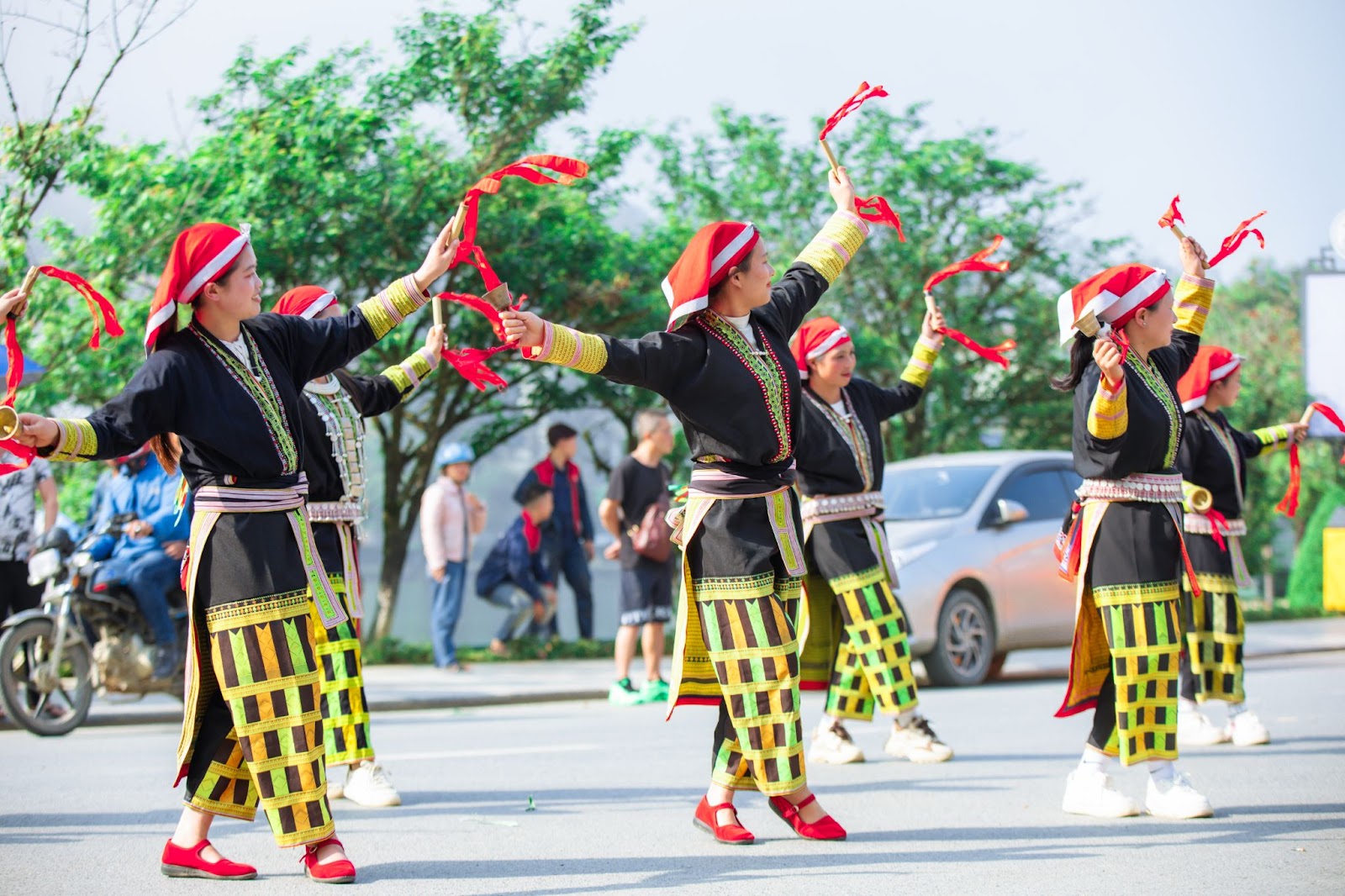 Hàng trăm nghệ nhân bản địa tham gia diễu hành Carnival rực rỡ trên phố núi.