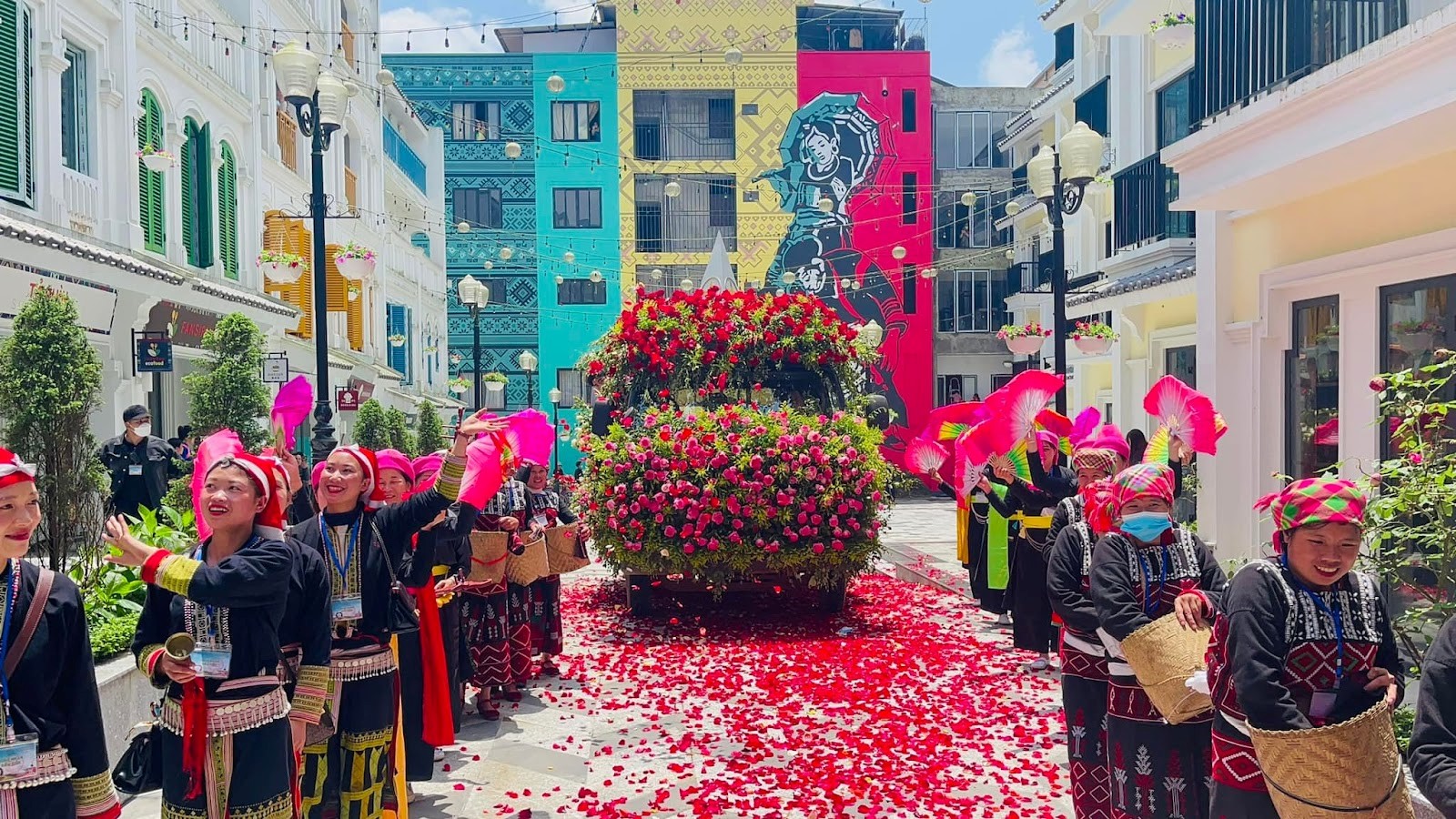 Tái hiện nét đẹp văn hóa vùng cao qua các tiết mục nghệ thuật đặc sắc tại Bản Mây.