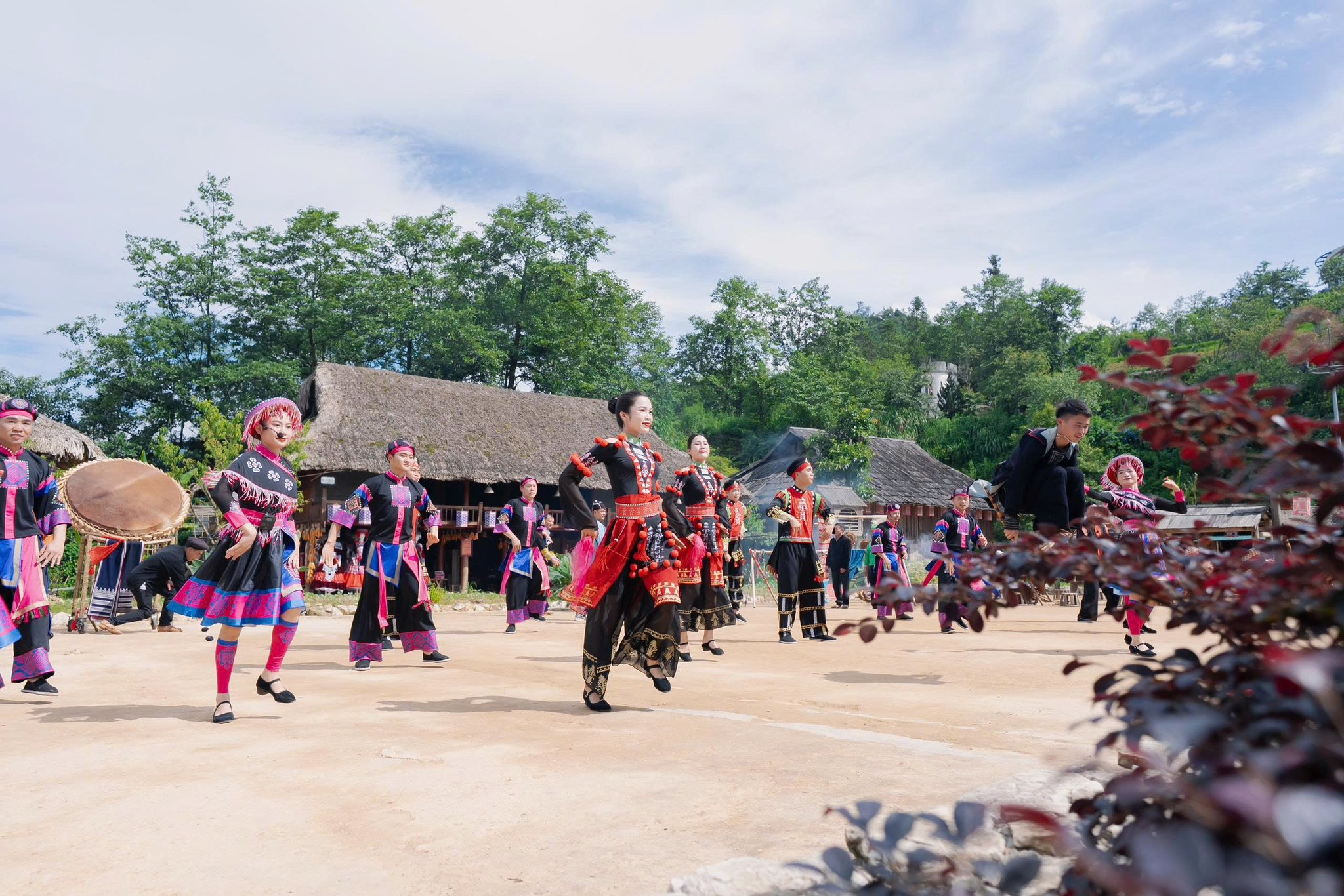 Các chương trình biểu diễn nghệ thuật đầy ấn tượng tại khu vực Bản Mây