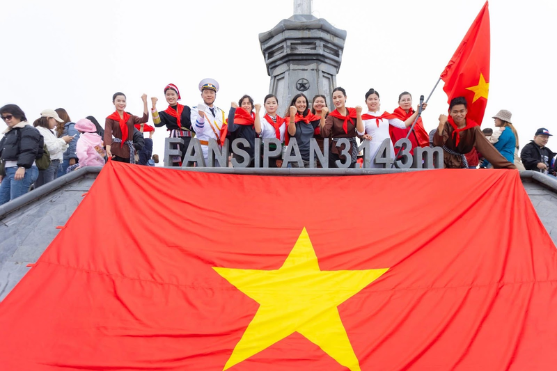 Lễ thượng cờ đầy cảm xúc và tự hào trên đỉnh Fansipan trong dịp 30/4