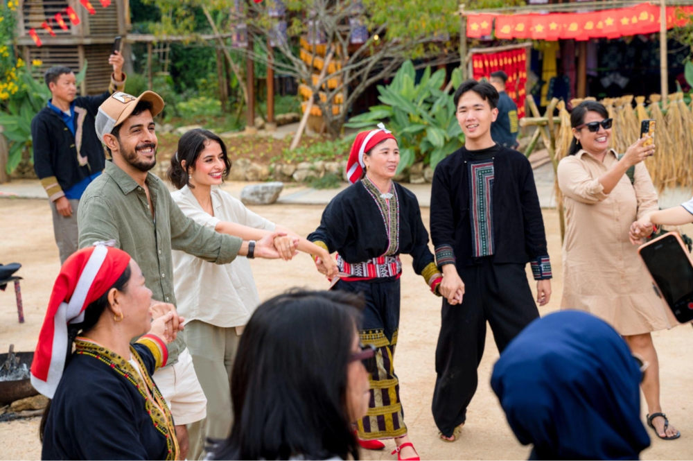Du khách thích thú trải nghiệm văn hóa truyền thống tại Bản Mây