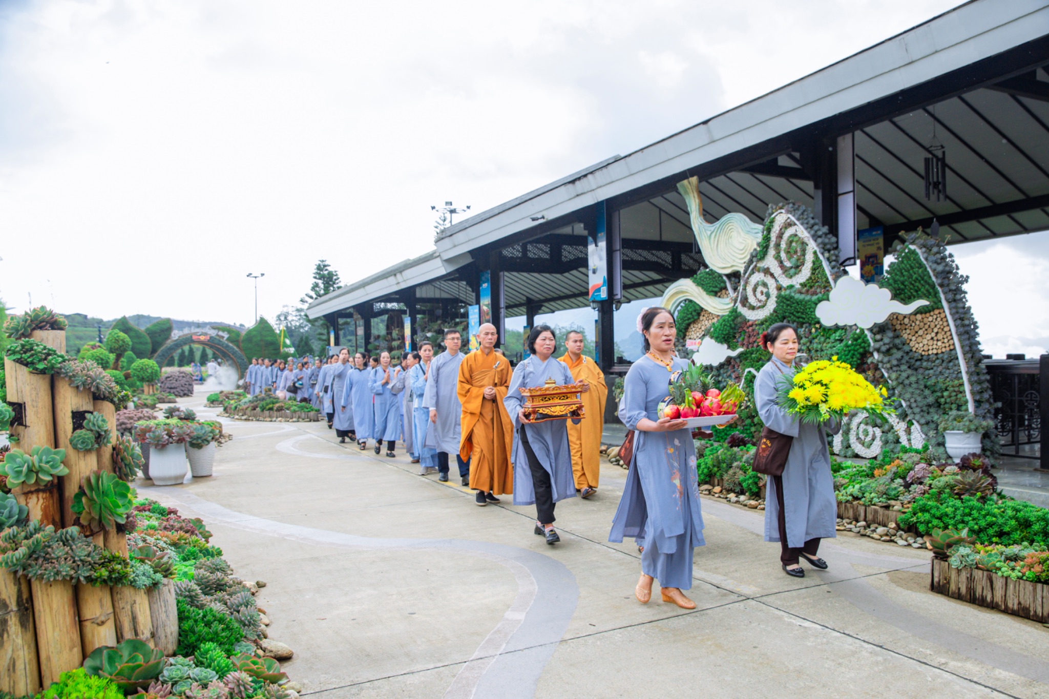 Đại lễ Phật đản thu hút đông đảo tăng ni, Phật tử và du khách hành hương về quần thể tâm linh Fansipan.