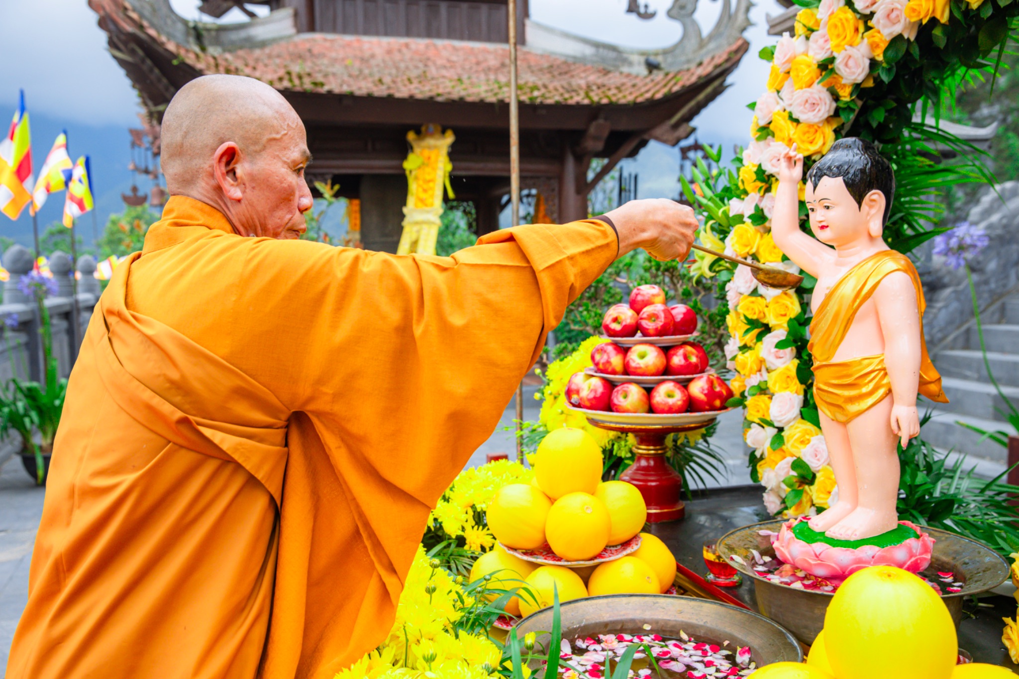 Không khí trang nghiêm với nghi thức tắm Phật.