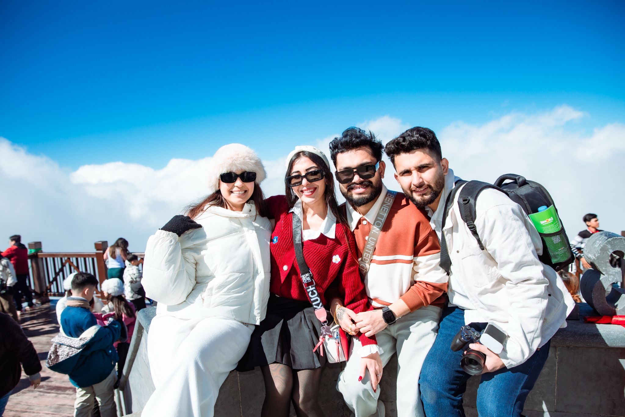 Du khách quốc tế thích thú check in trên đỉnh Fansipan