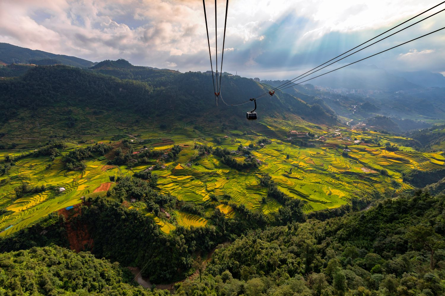Khung cảnh thiên nhiên hùng vĩ nhìn từ cabin cáp treo