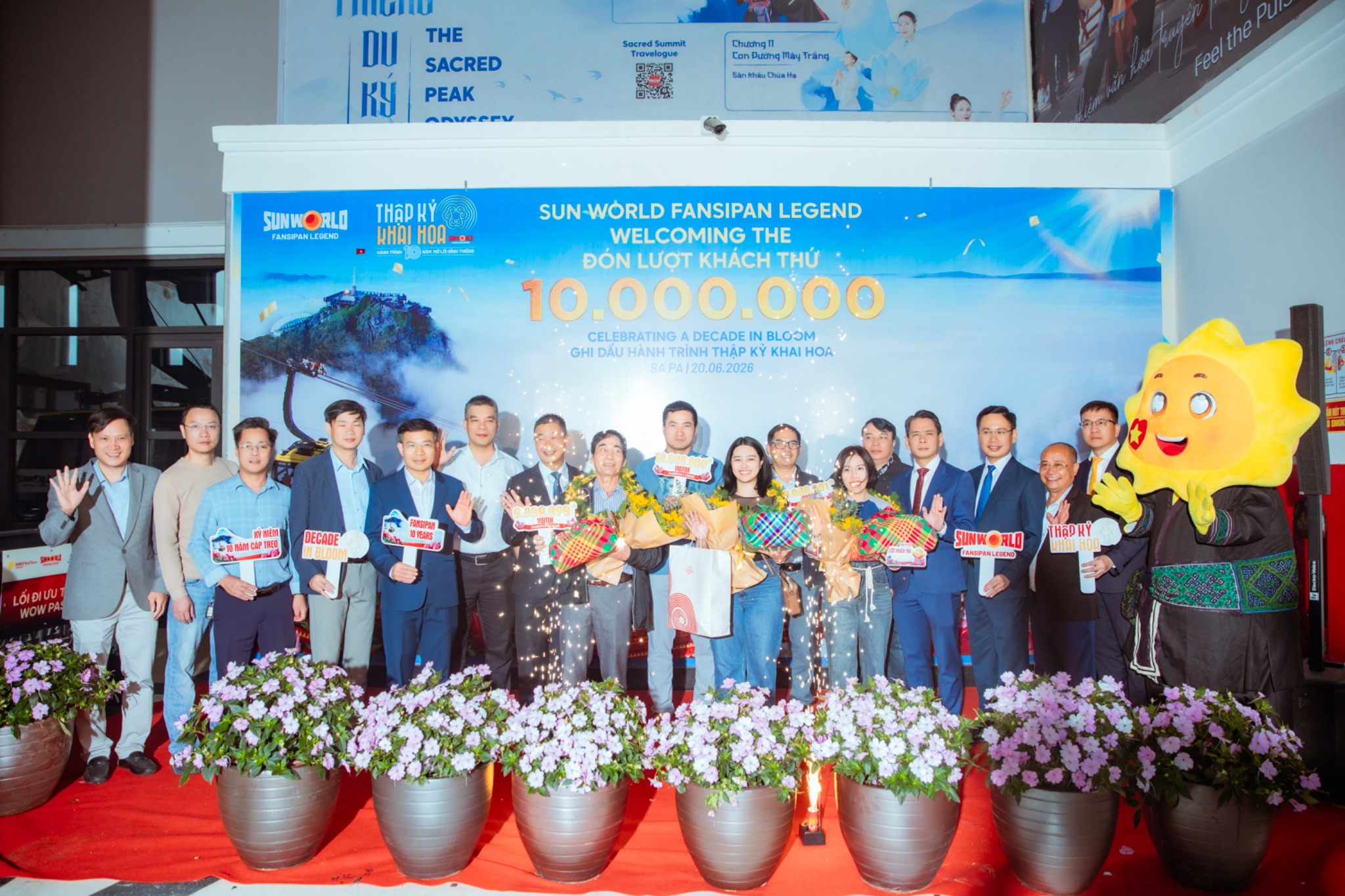 Ba vị khách may mắn đã được vinh danh tại Ga đi cáp treo Fansipan trước sự chứng kiến của đại diện chính quyền địa phương, Hiệp hội Du lịch tỉnh Lào Cai, Sun World Fansipan Legend và đông đảo du khách.