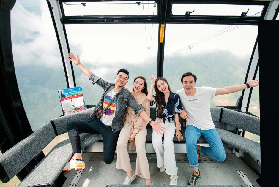 Hành trình chinh phục đỉnh Fansipan của du khách bắt đầu từ khoảnh khắc đặt chân lên cabin cáp treo