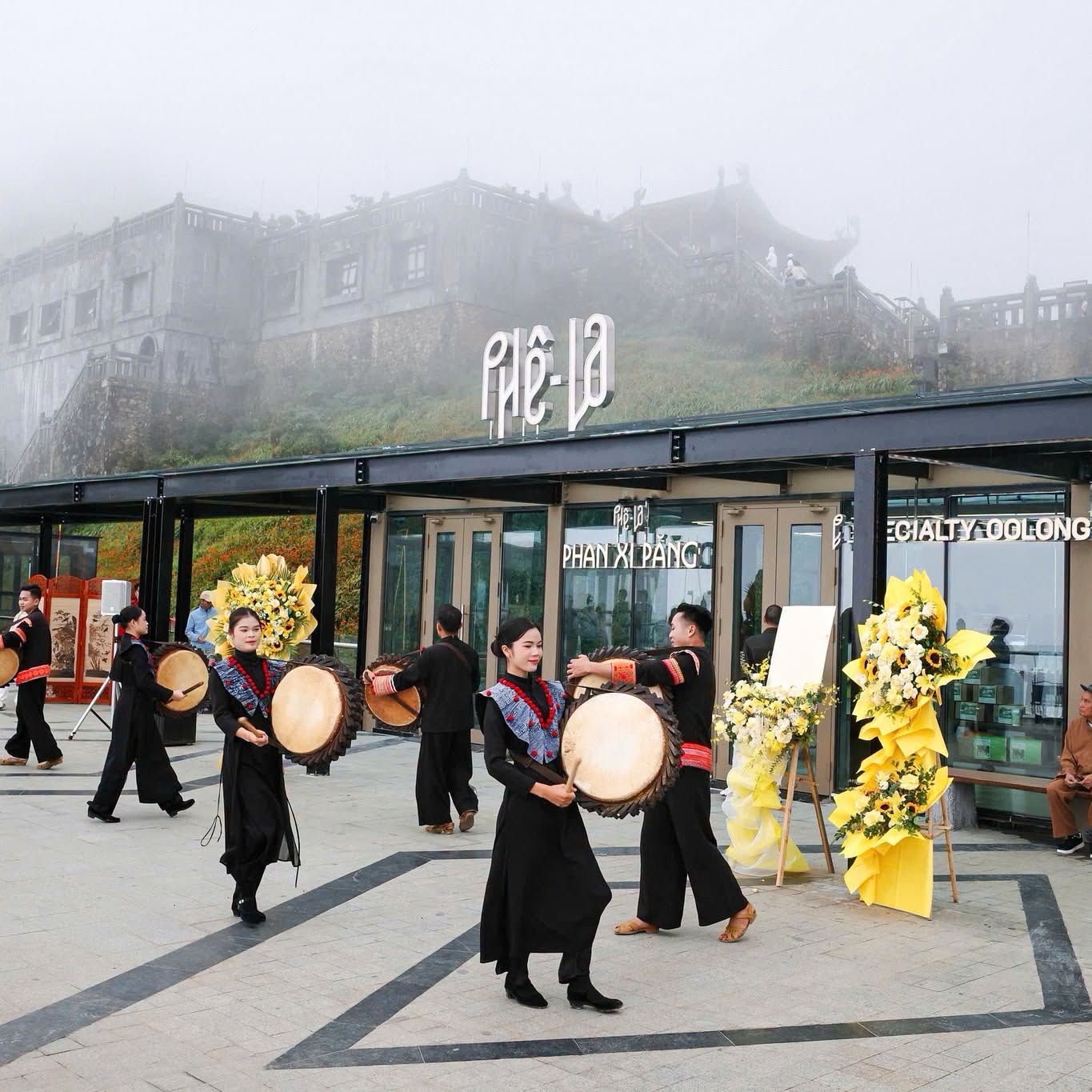 Phê La Phan Xi Păng – điểm dừng chân đậm bản sắc Việt giữa biển mây Fansipan.