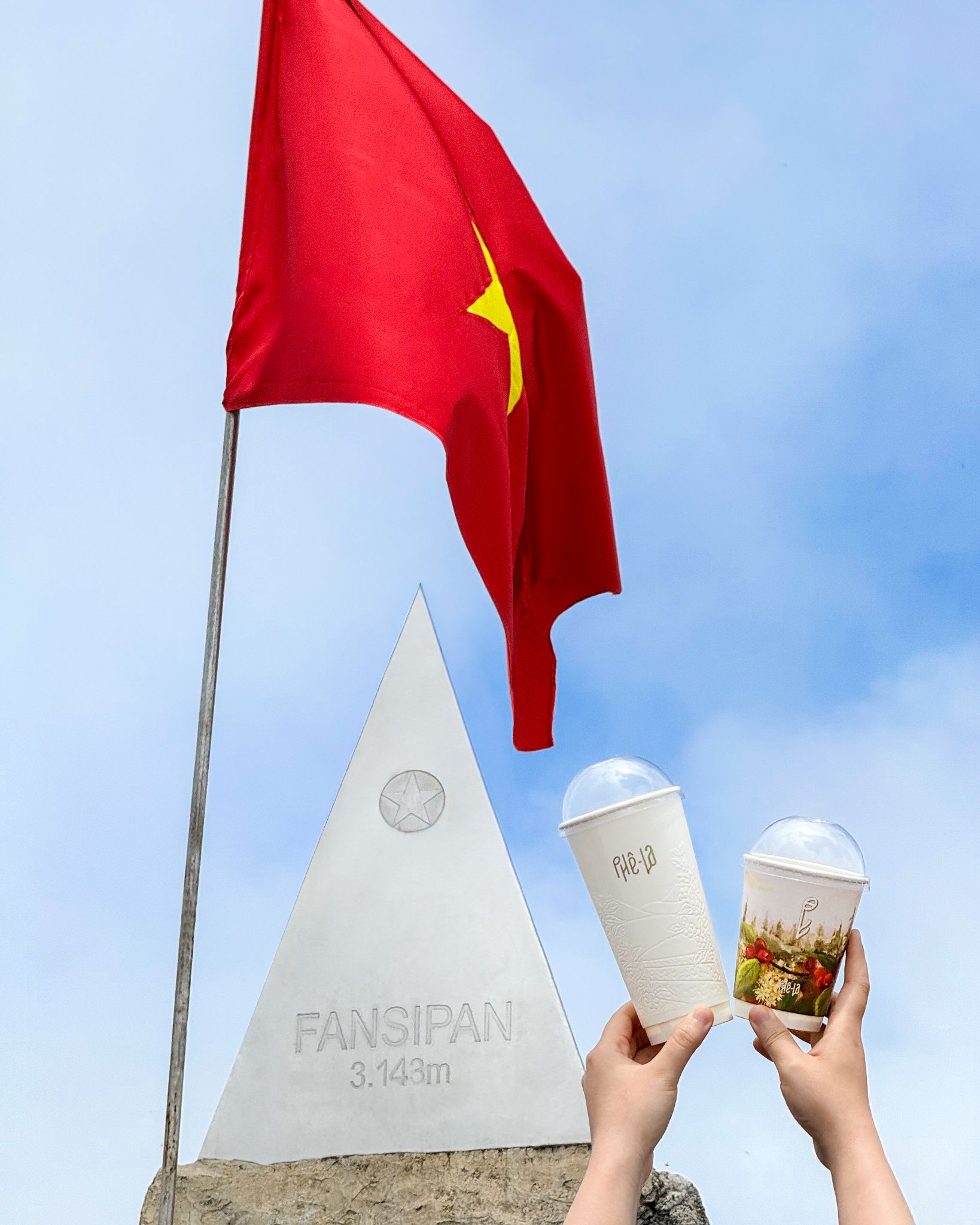 Ly Phê La tại cột mốc Fansipan 3.143 m.