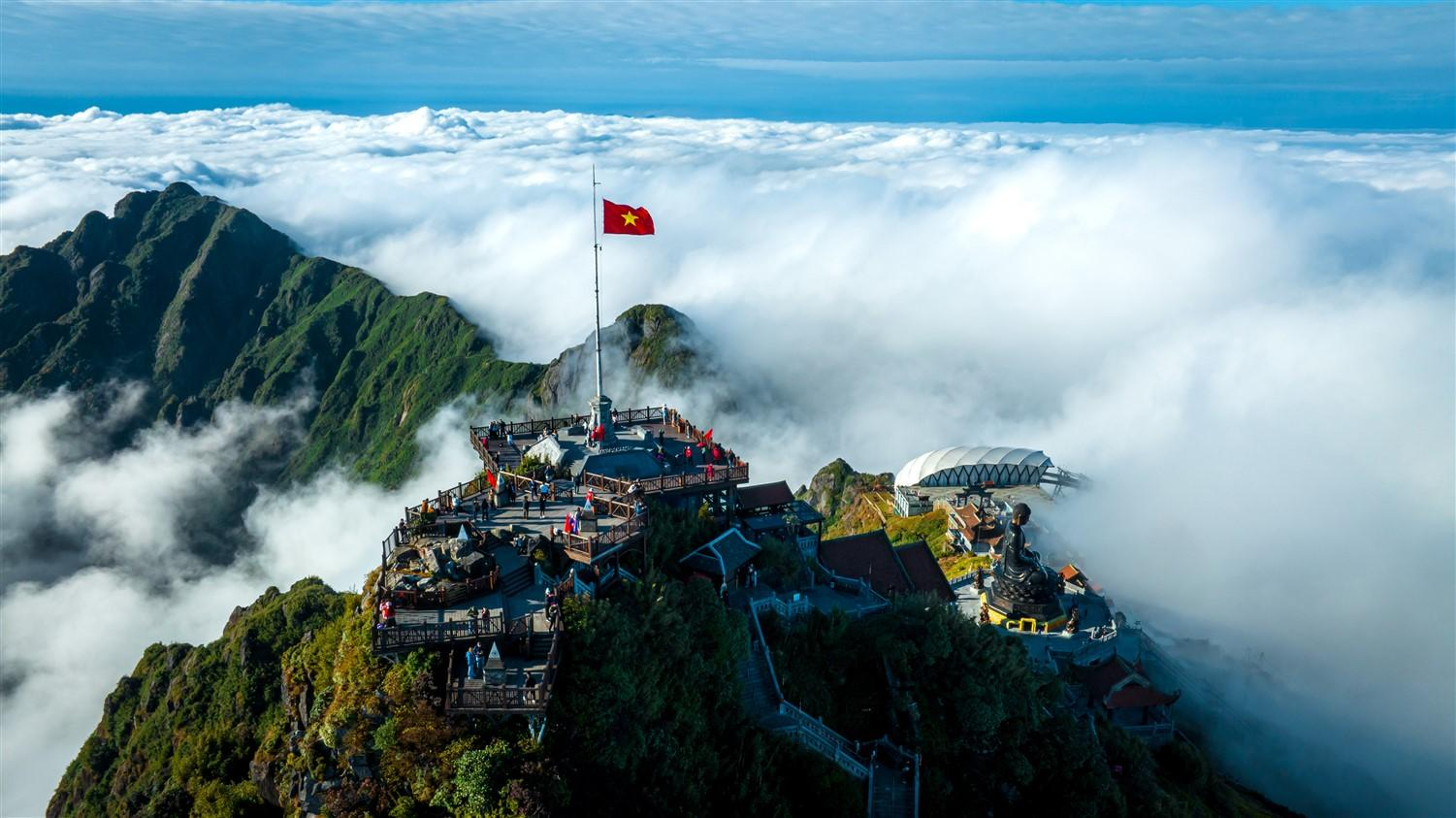 Khung cảnh thiên nhiên hùng vĩ trên đỉnh Fansipan