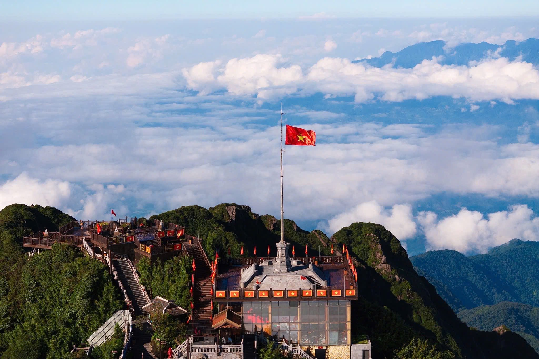 Khung cảnh biển mây tại Fansipan thu hút nhiều du khách tới trải nghiệm