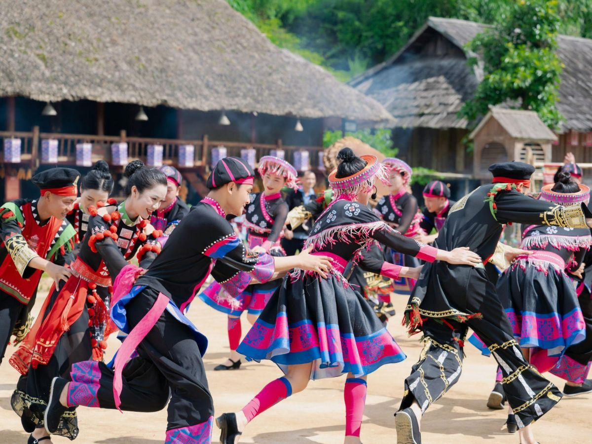 Các chương trình văn nghệ tái hiện đời sống vùng cao tại Bản Mây gây ấn tượng với nhiều du khách