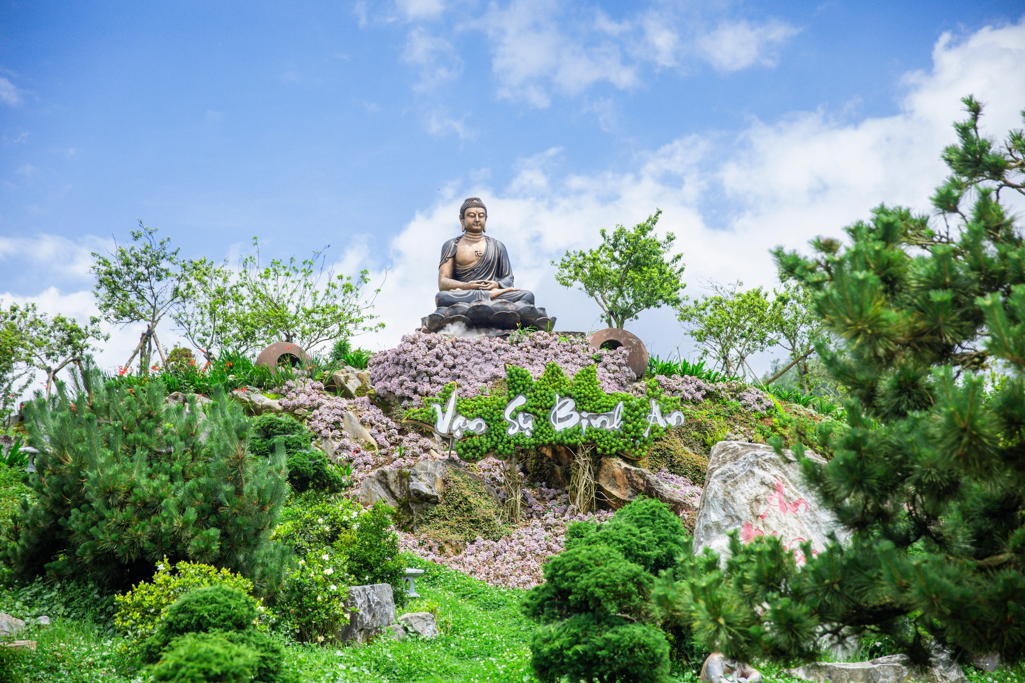Bức tượng Phật uy nghi tại Vườn An Nhiên