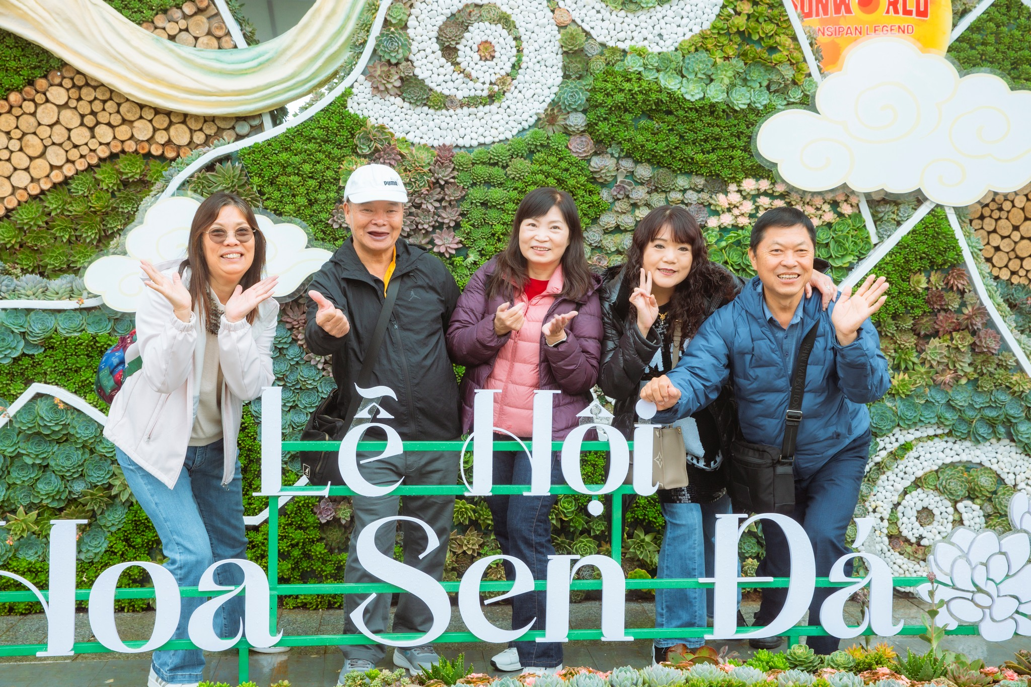 Du khách thích thú tham dự Lễ hội Hoa sen đá tại Fansipan