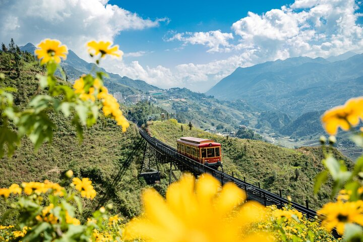Khung cảnh thiên nhiên sáng sớm bên ngoài tàu hỏa Mường Hoa