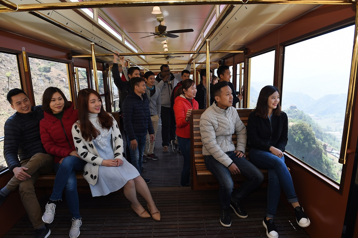 Trải nghiệm tàu hỏa leo núi Mường Hoa là một trong những trải nghiệm không thể bỏ qua khi tới Fansipan
